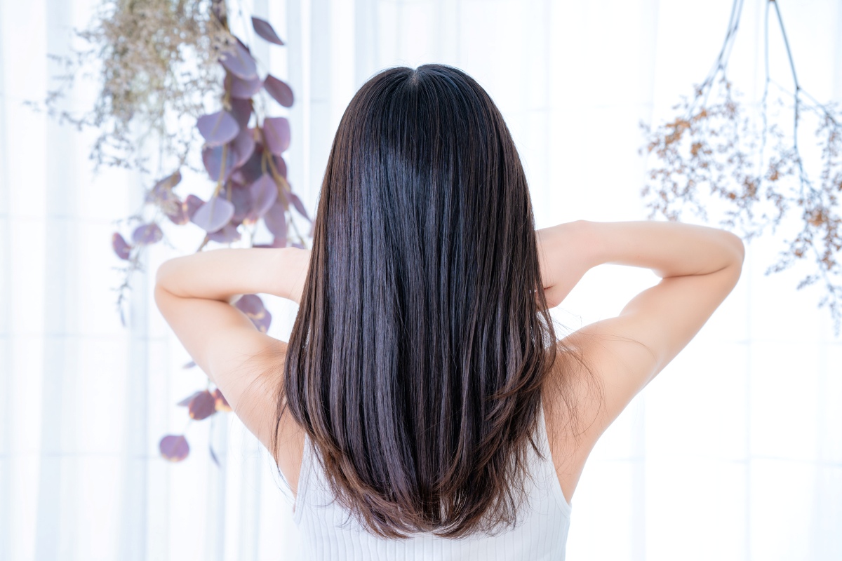 髪のきれいな女性の後ろ姿