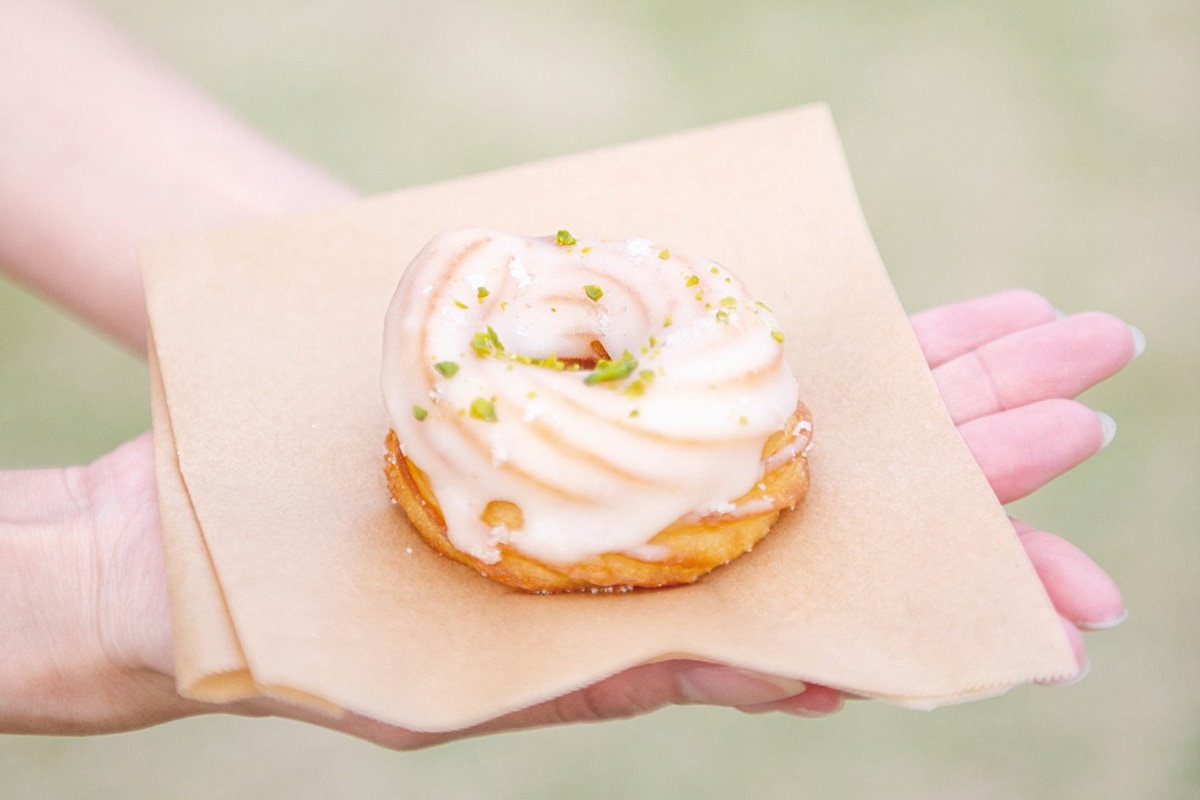 手のひらサイズのフレンチクルーラー