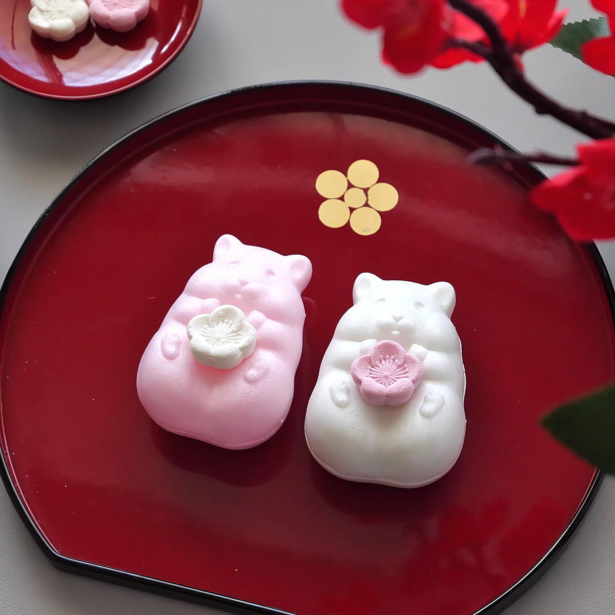 盆に乗った紅白のハムスターモナカ