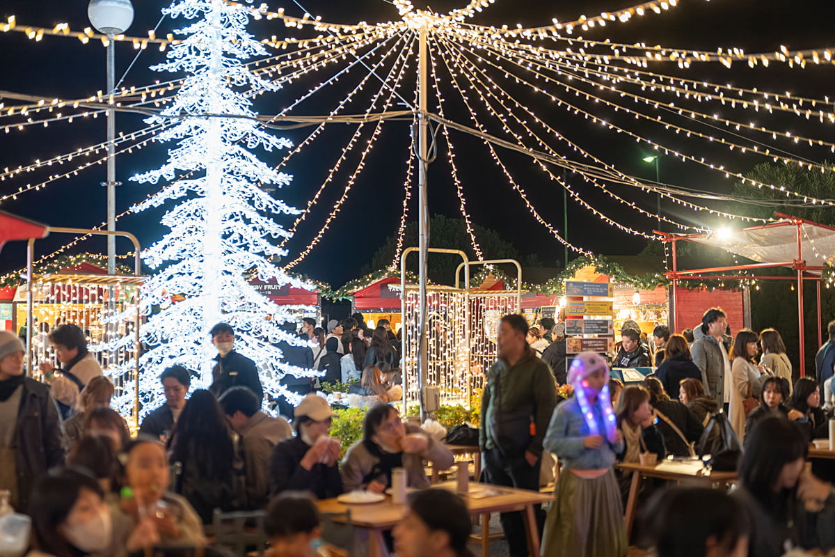 クリスマスツリーとクリスマスマーケット