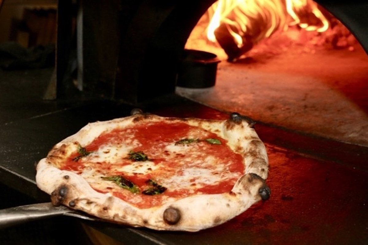 窯で焼いたナポリピッツァ