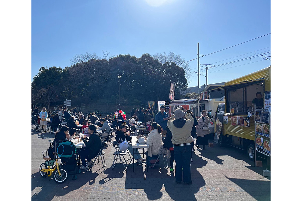 キッチンカーの前に並ぶ人たち