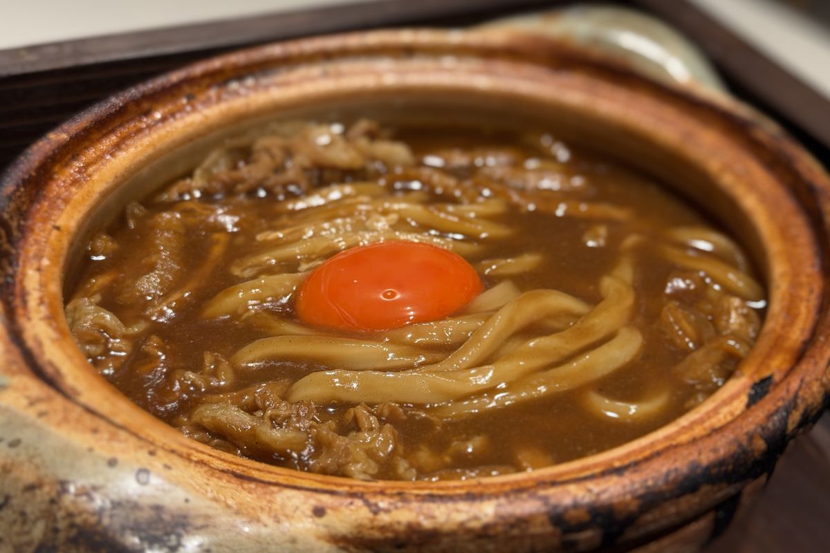 看板は鍋焼きカレーうどん！京都に本格うどん専門店「しき」オープン
