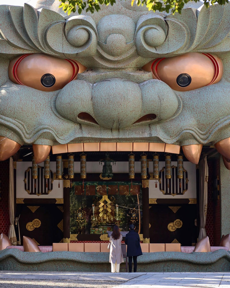 難波八坂神社をお参りする人たち