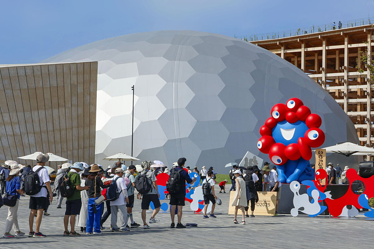 ミャクミャク像の前に並ぶ人々の様子