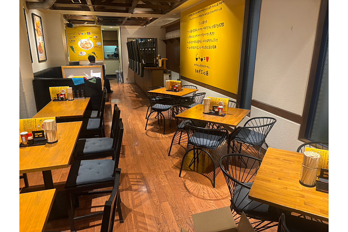 じゃんめん三宮店の店内