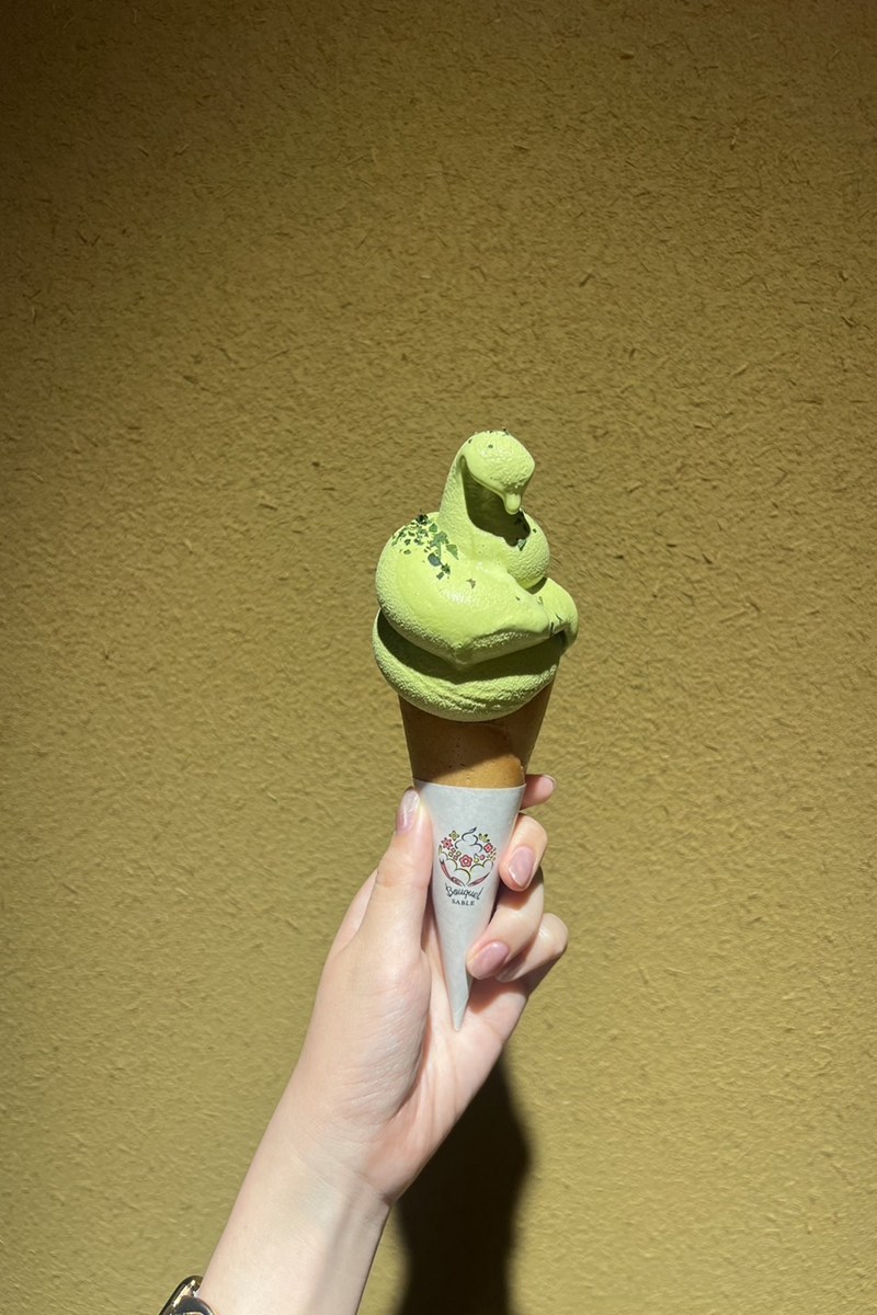 農絆卓恵フードベースキャンプの濃厚お抹茶ソフト