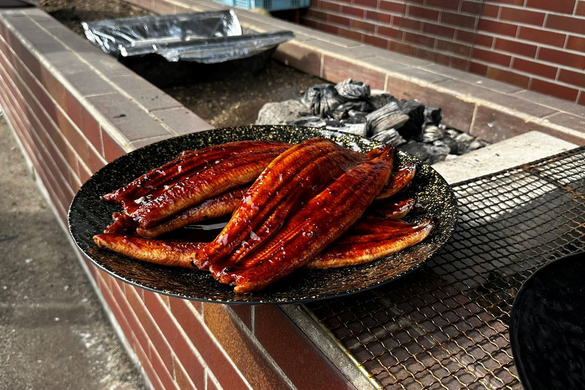 大阪・貝塚でうなぎ食べ放題！炭火焼き体験ができる「万福屋」期間限定登場
