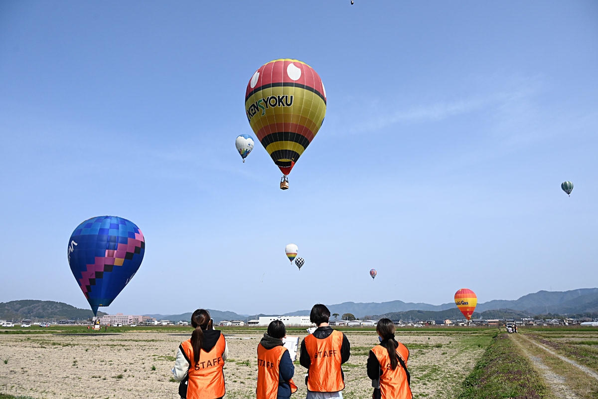 熱気球の競技飛行の様子