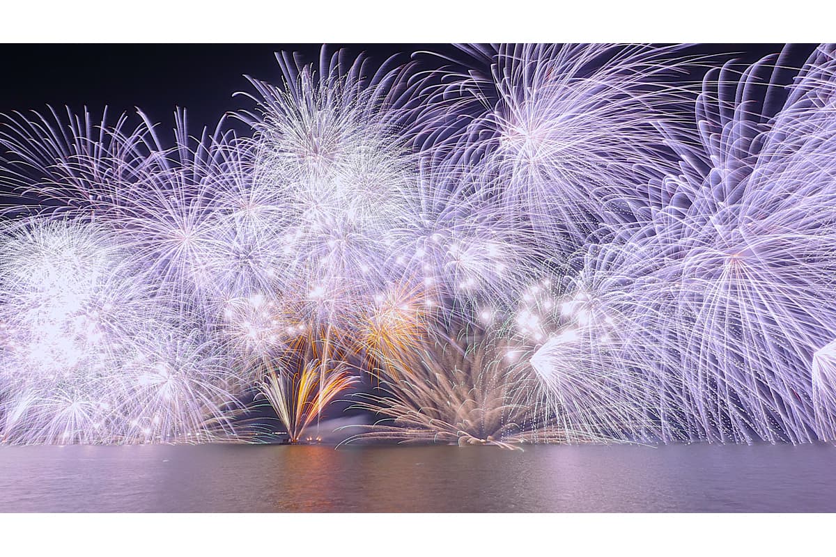 琵琶湖の水面から打ち上がる花火