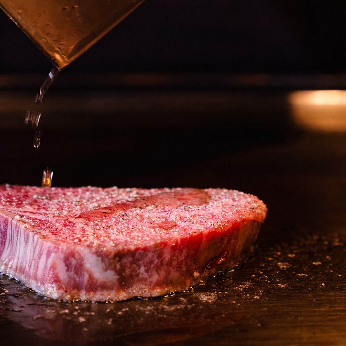 鉄板で焼かれるステーキ