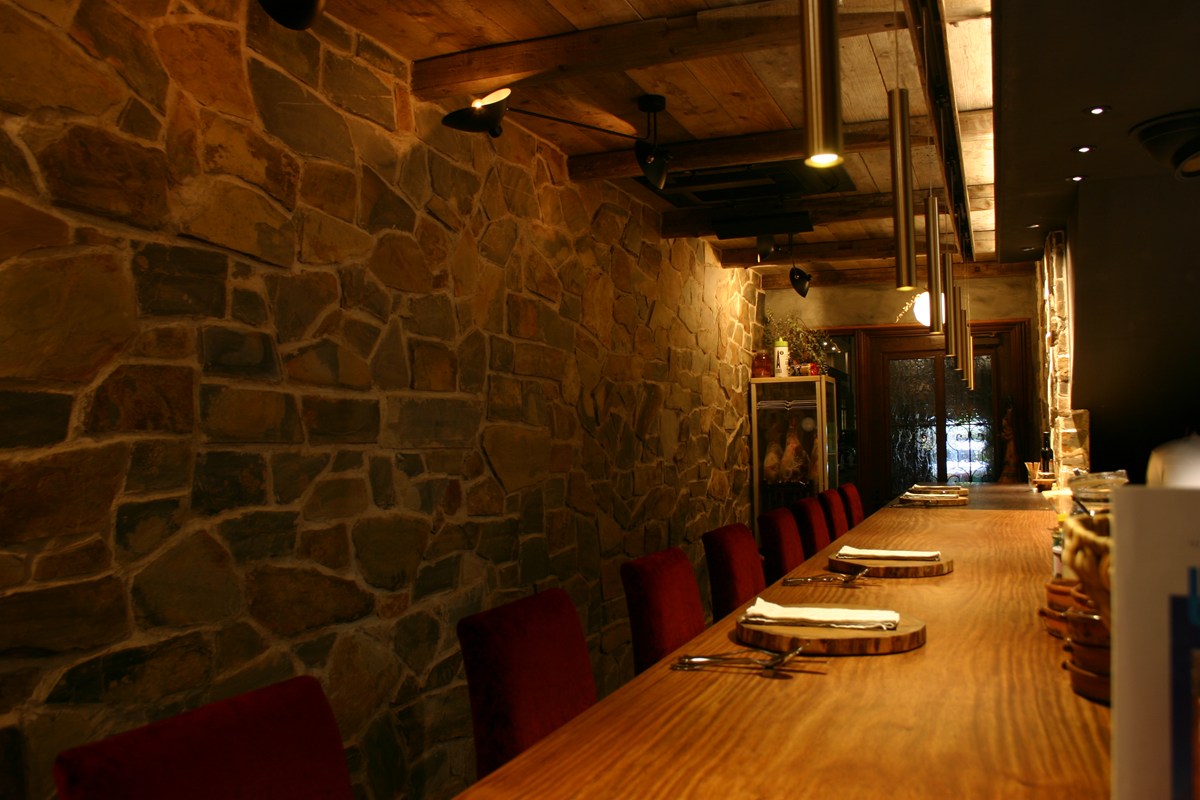 北スペイン料理デュカの内観