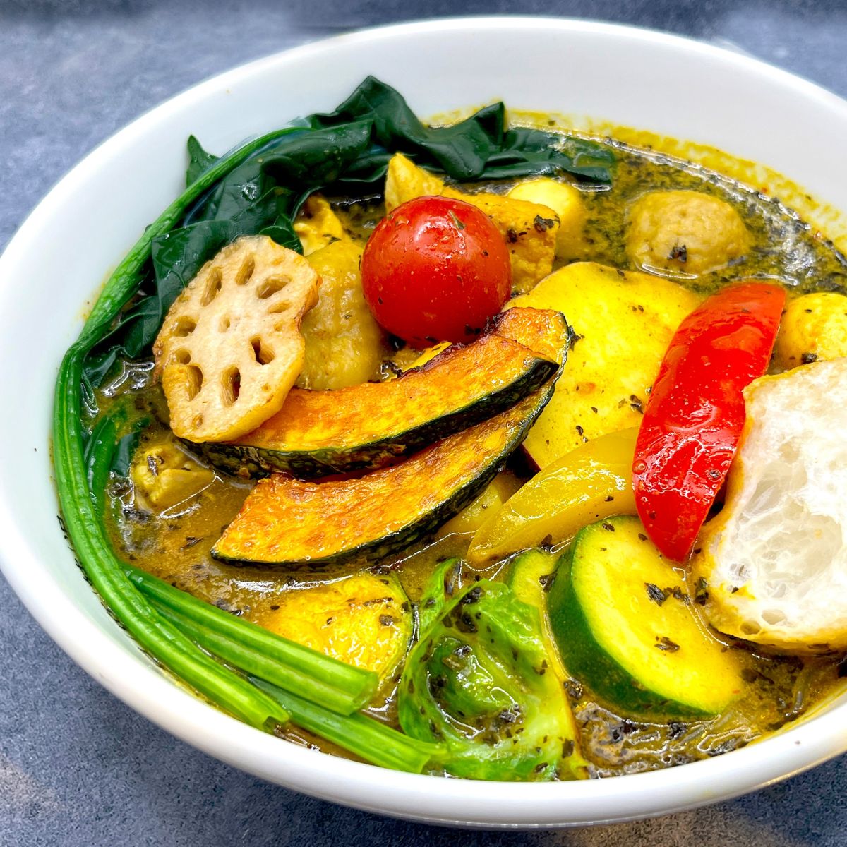 菜彩麻辣湯の麻辣スパイスカリースープ