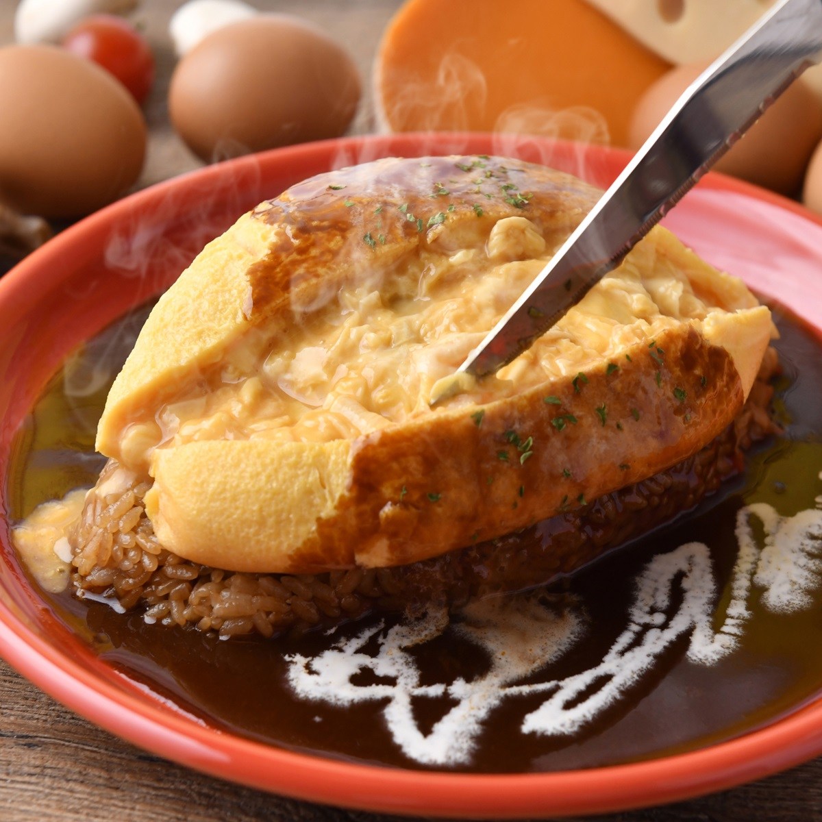 ふわとろオムライスとチーズカフェたまごのきもち大阪駅前店のデミグラスソースオムライス