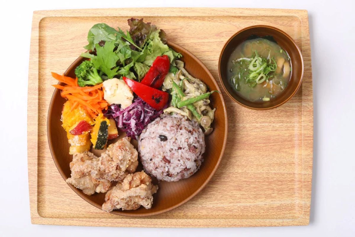 鳥マル食堂とタニタカフェのコラボ店のから揚げの定食