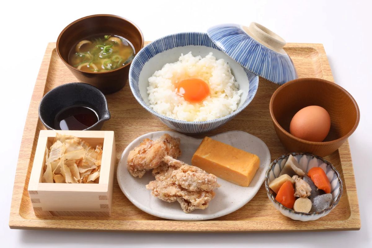 鳥マル食堂とタニタカフェのコラボ店の卵かけご飯定食