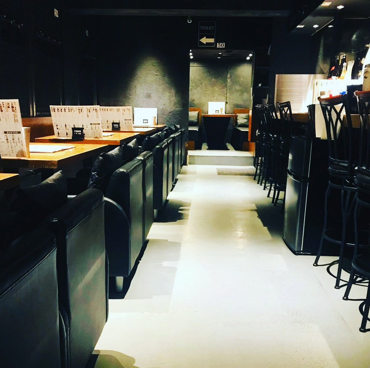 博多バル中村屋の店内