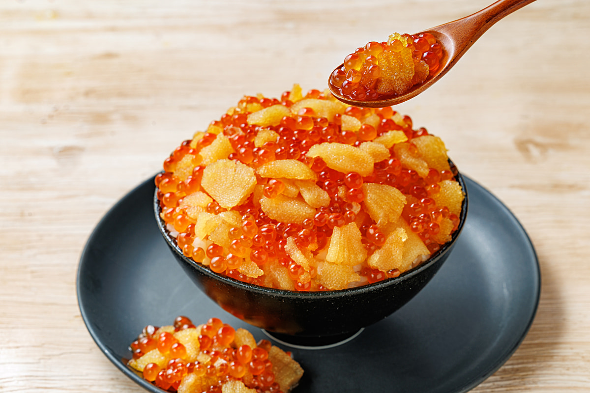 アラスカ産紅鮭いくらと数の子のこぼれ宝石丼