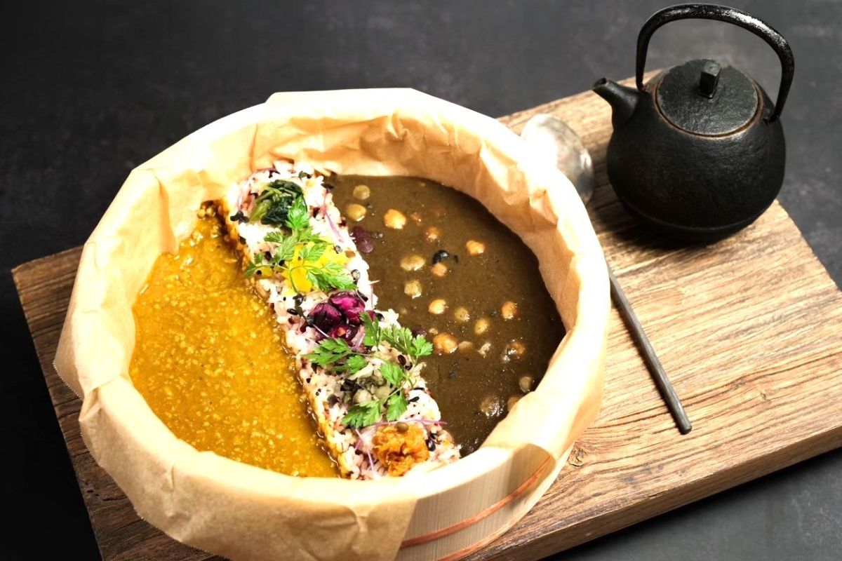 寿司桶でカレー!?中崎町に新スパイスカレー店「Koisus」オープン