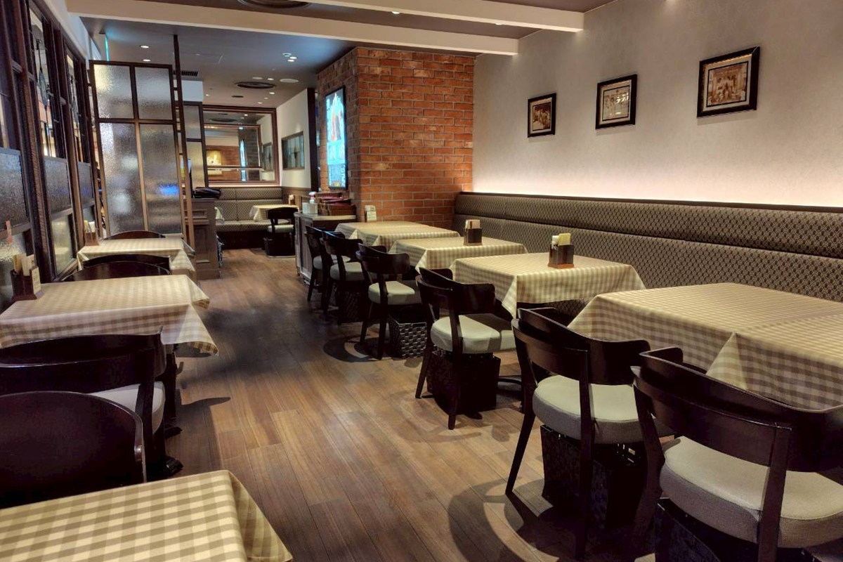 グリルロン阪神梅田本店の内観