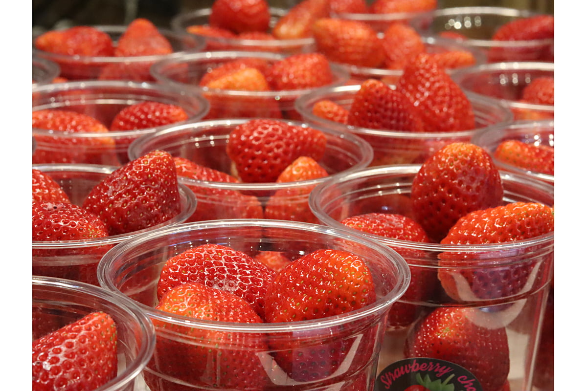 カップに入ったいちご