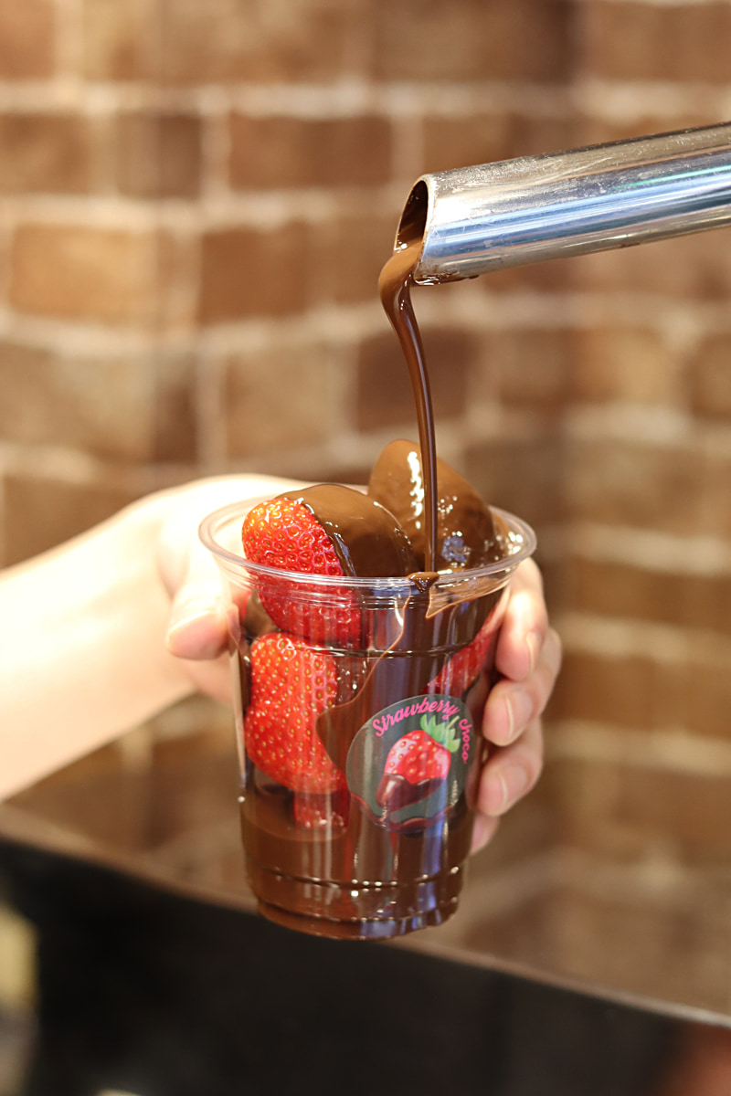 いちごにチョコレートをかける様子