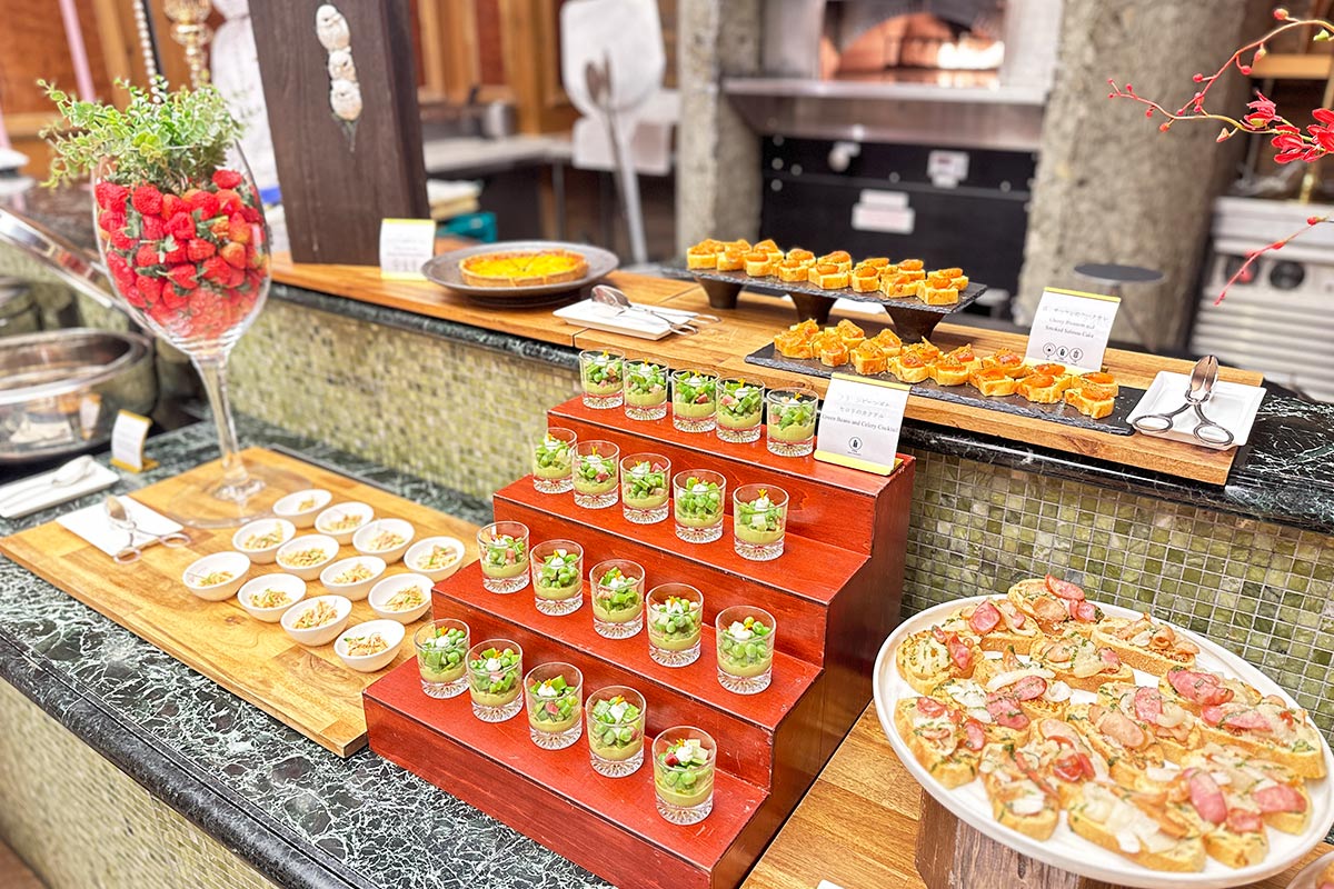 ストロベリーブロッサムのセイヴォリーのブッフェ台