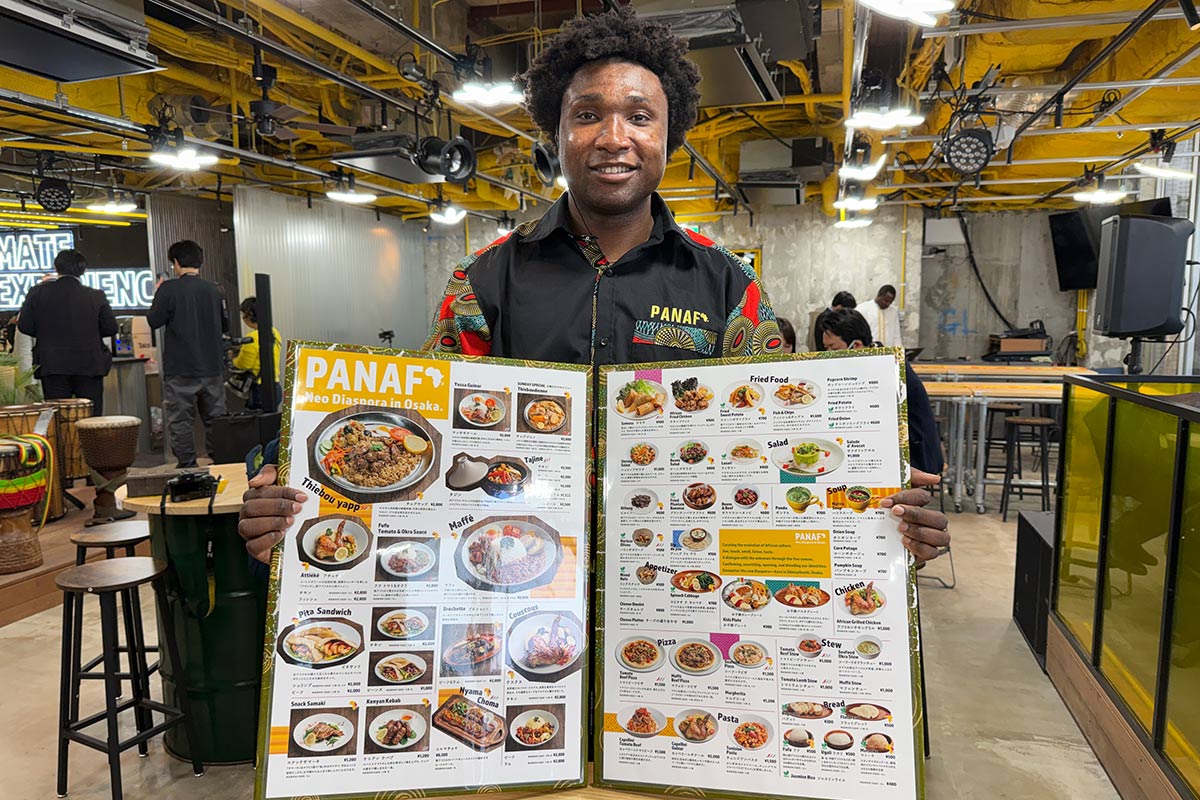 パナフのメニューを持つスタッフ