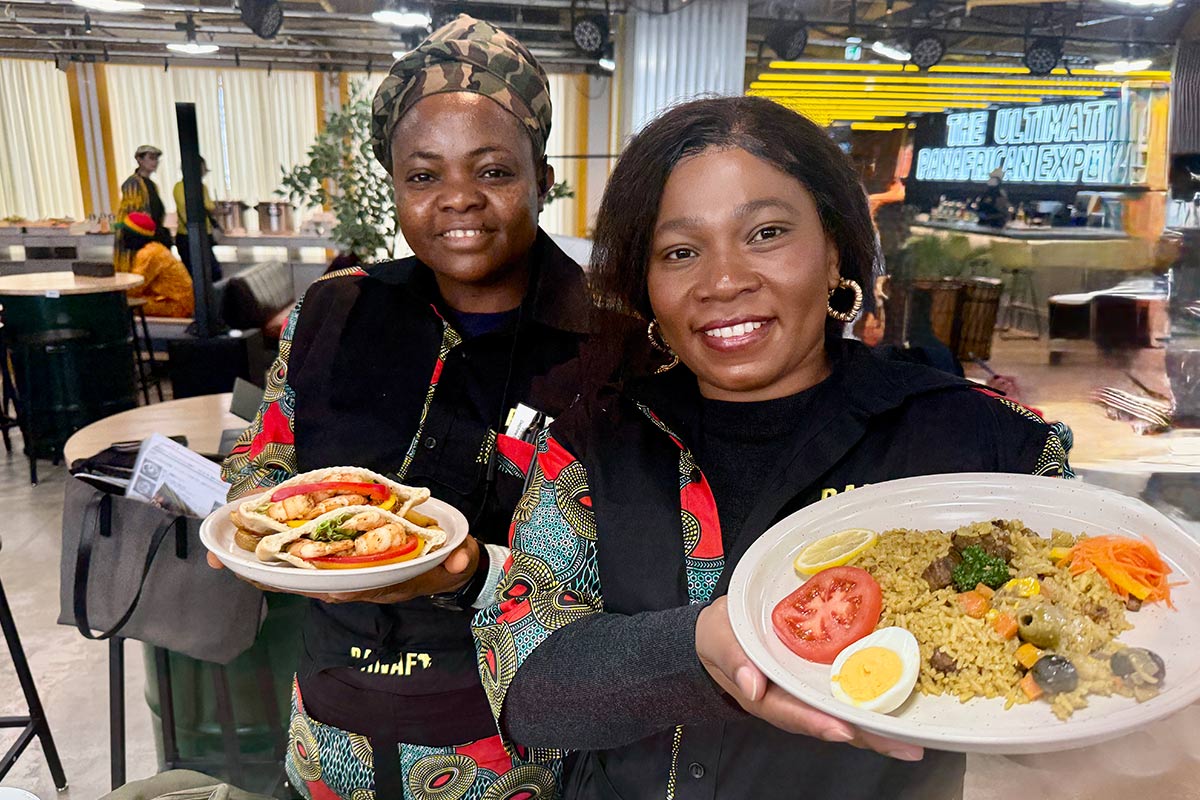 パナフの料理を持つ女性たち