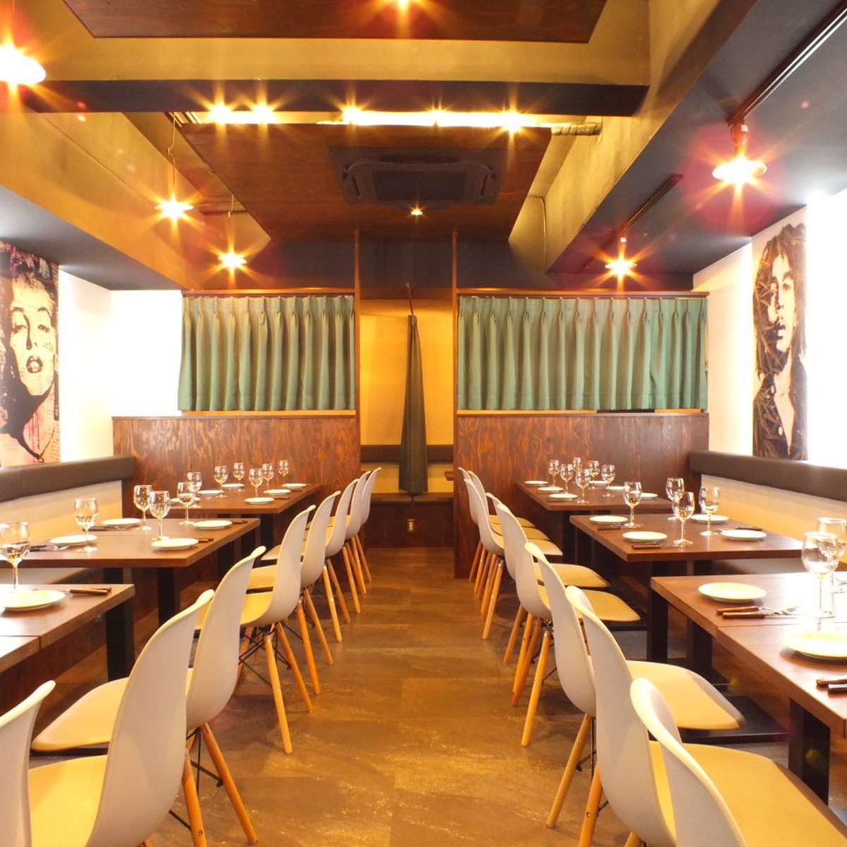 肉バルミートマーケットの店内