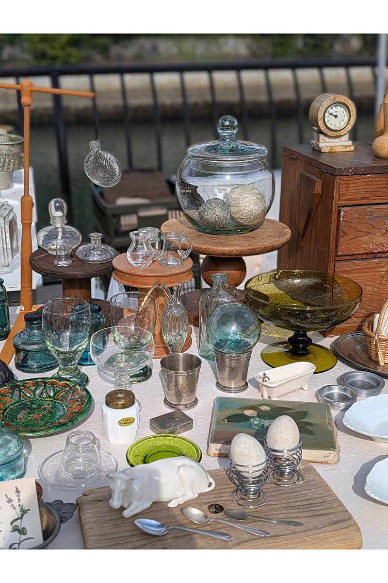 店先に並ぶビンテージ雑貨