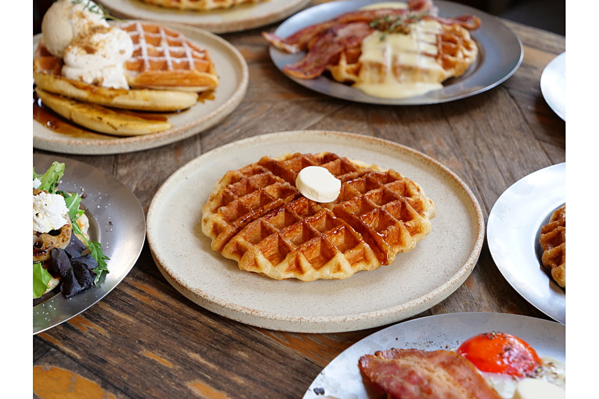レトロ空間でかりふわワッフル！中之島図書館に新カフェ「囲と囲曲」オープン