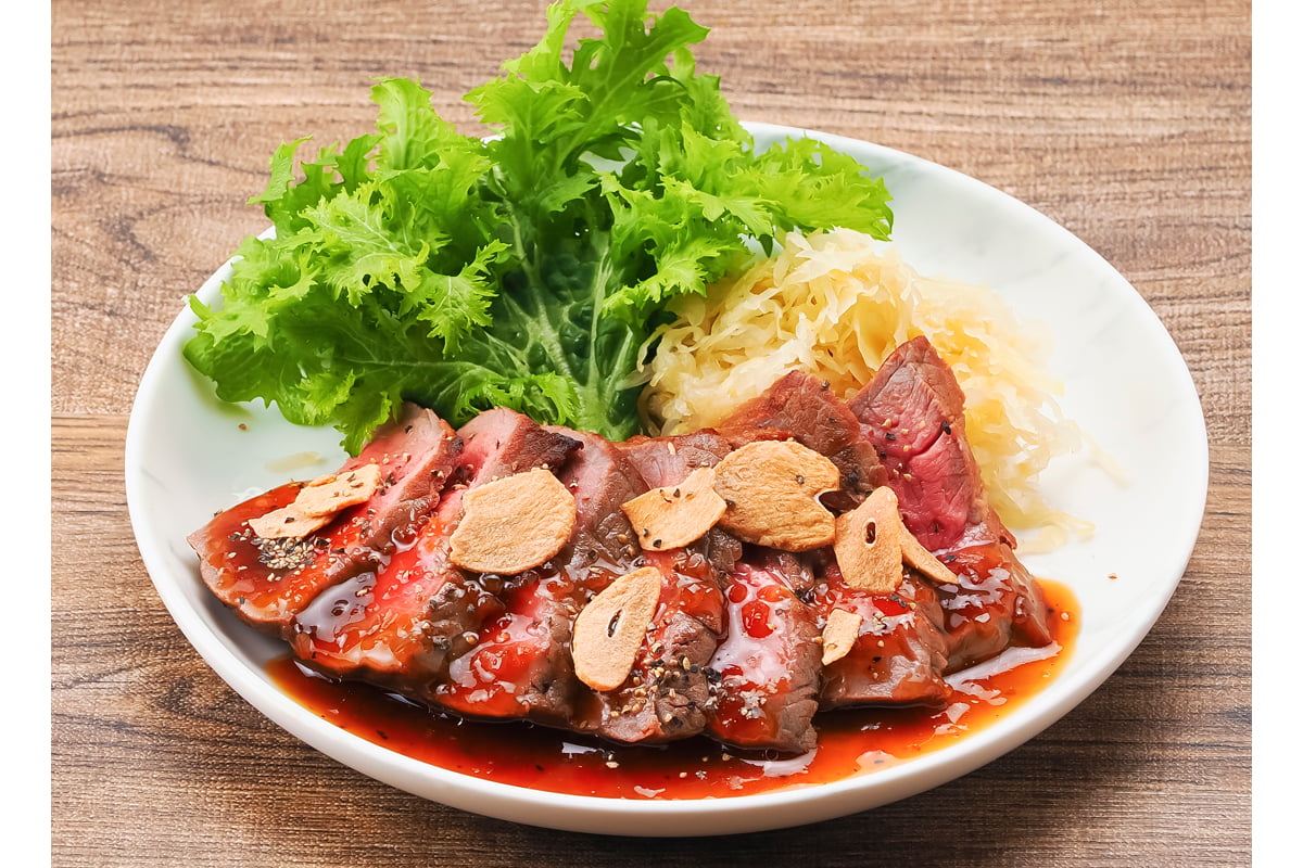 牛もも肉のステーキアンドポテト焦がしニンニクソース