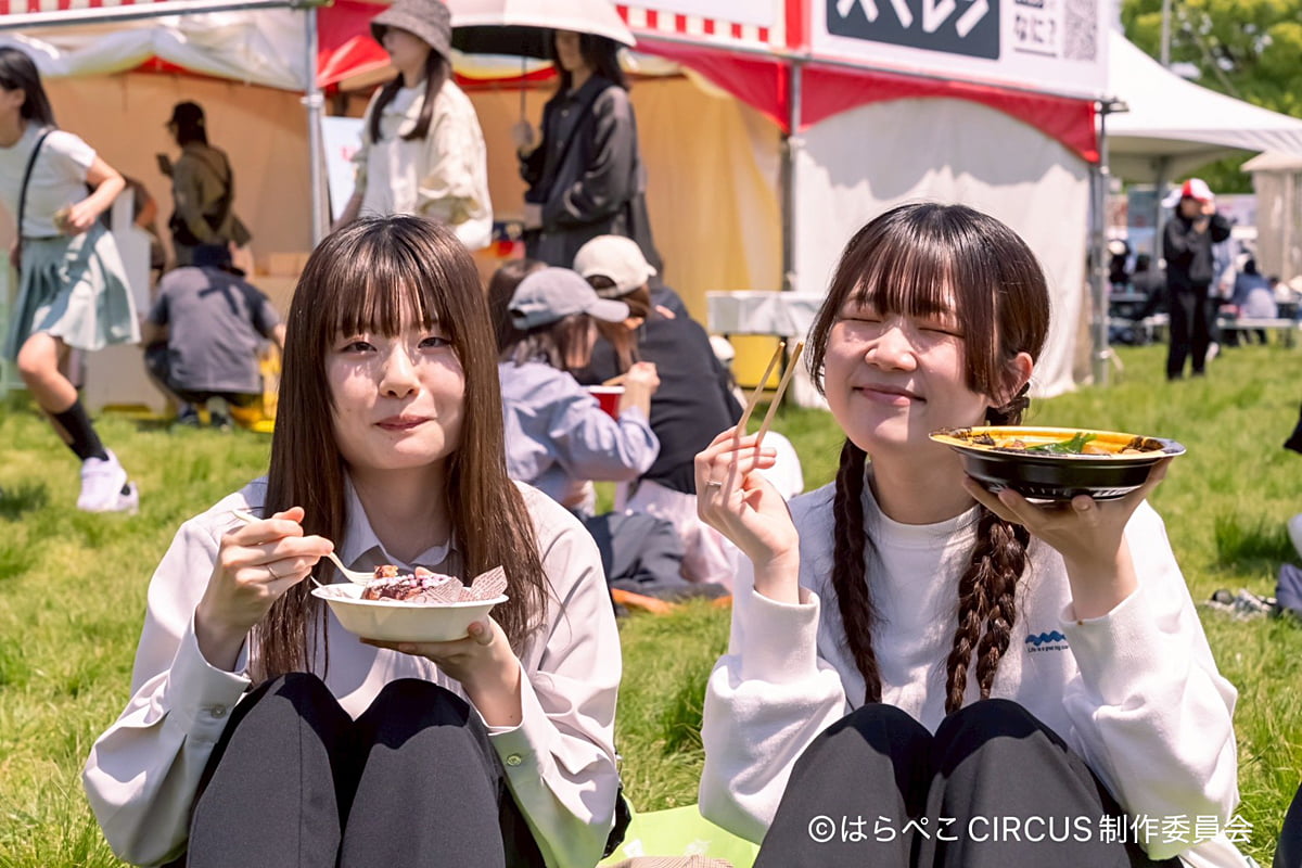 芝生で食事をする様子