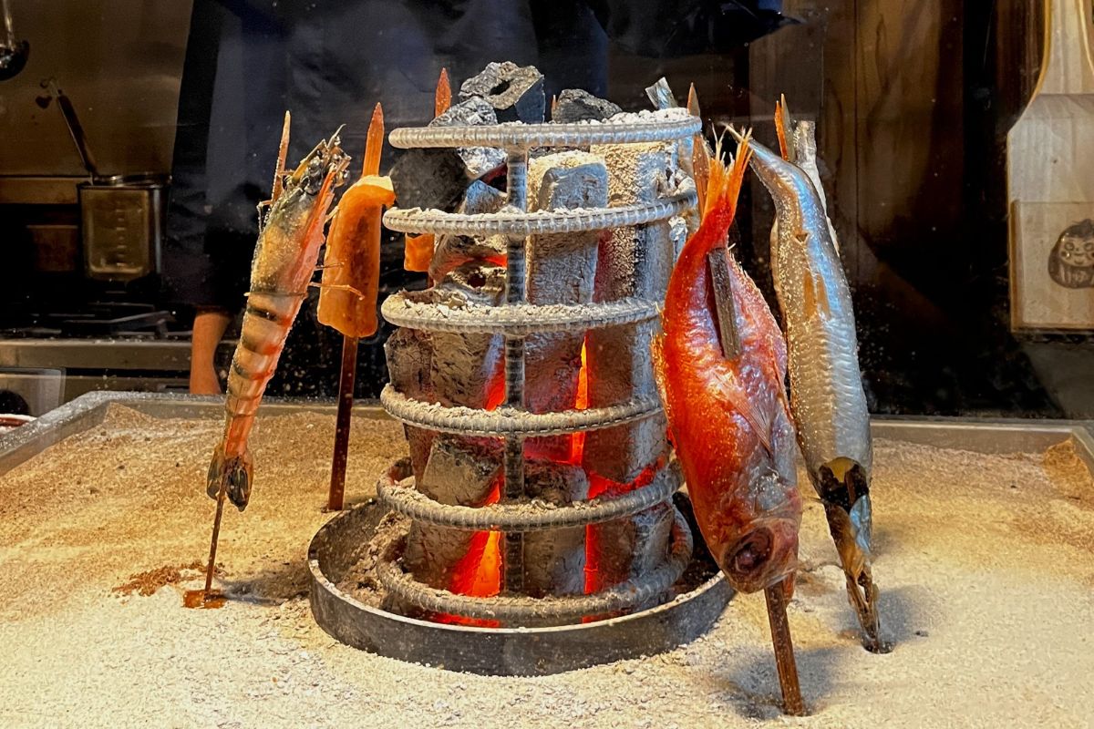 炭火の囲炉裏焼きを楽しむ！京都発の人気店「炭炉まん」が梅田に初出店