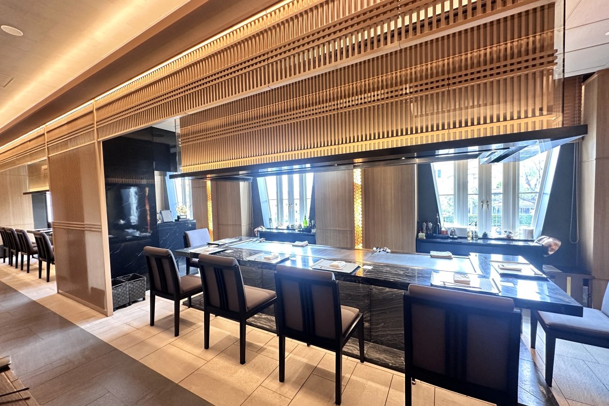 宝塚ホテルの鉄板焼の店内