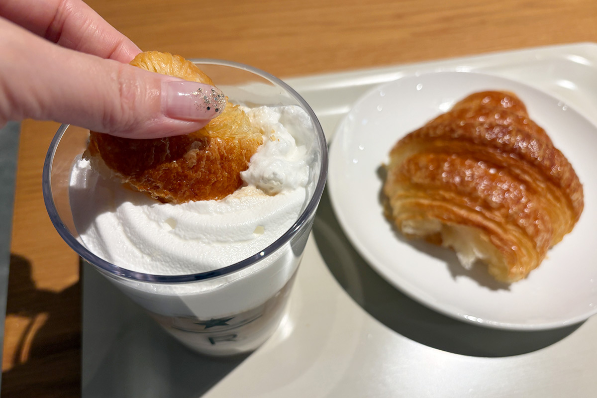 コルネッティをコールドクラシックムースにディップ