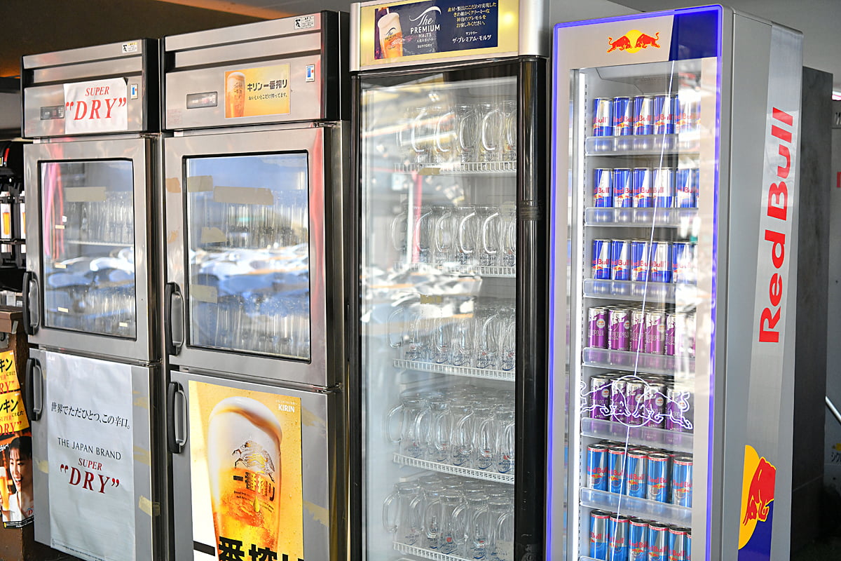 冷蔵庫に並ぶグラス