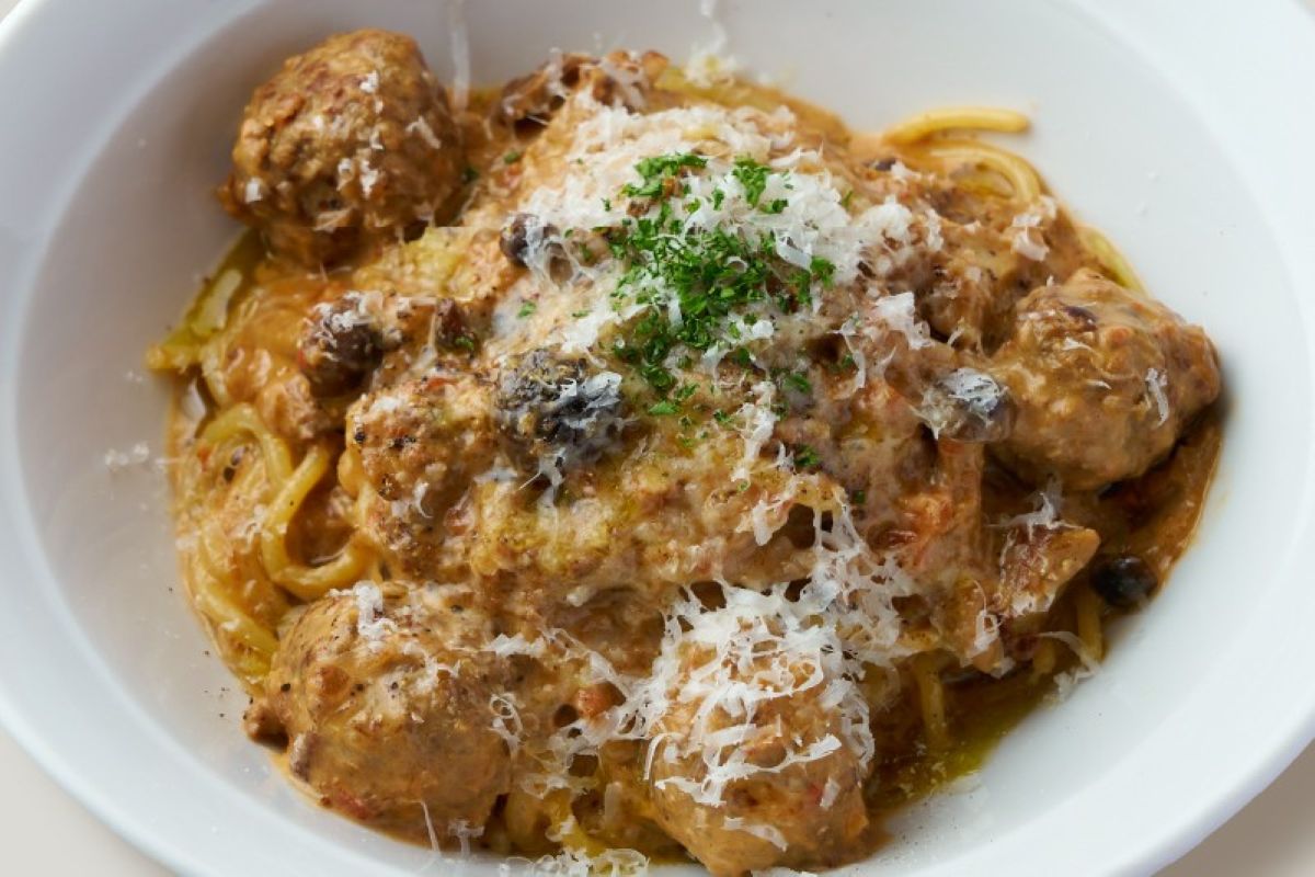 ポルチーニ香る濃厚クリームミートソースと豪州穀物牛100パーセントミートボール