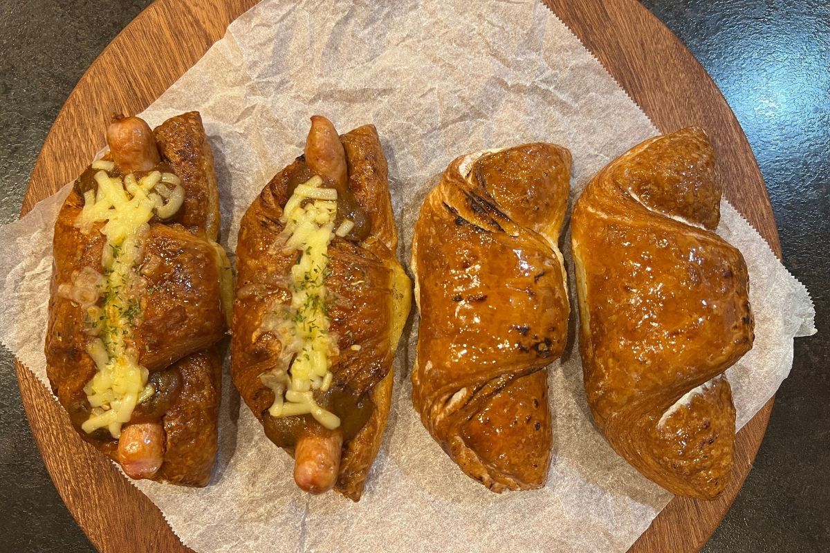 焼きチーズカリーとソーセージ、ブリュレクロワッサン