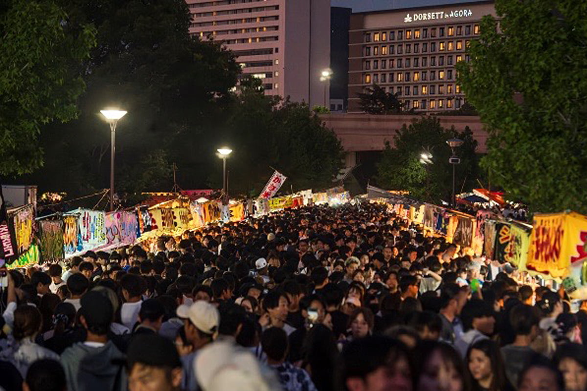 屋台が並ぶ堺大魚夜市
