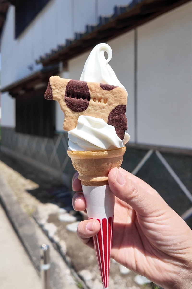 狩野牧場 内堀店のブラウンスイスみるくソフトに牛さんクッキートッピング