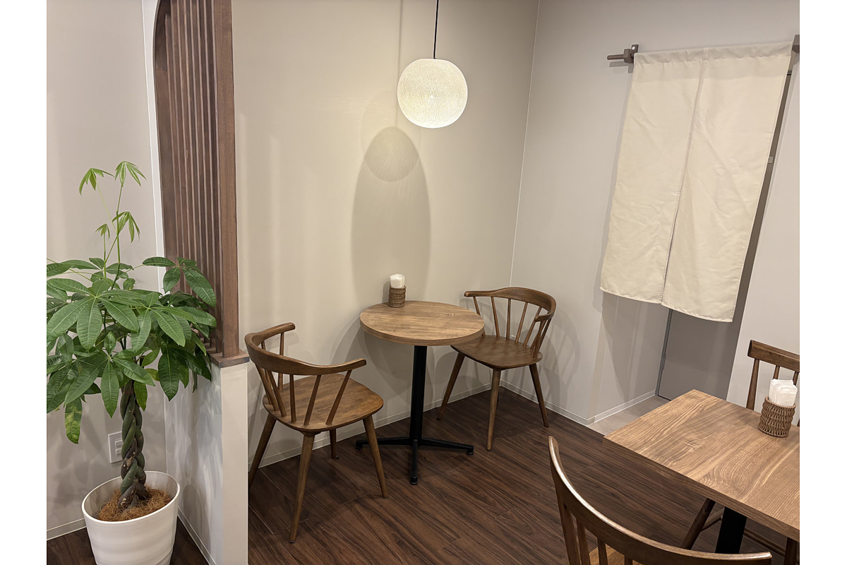 クレープとエスプレッソと鴨川沿いの内観