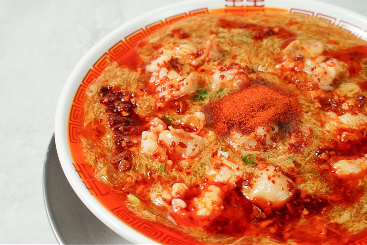 炙りホルモンたっぷり！“中毒系”旨辛麺専門店「有罪」梅田に誕生