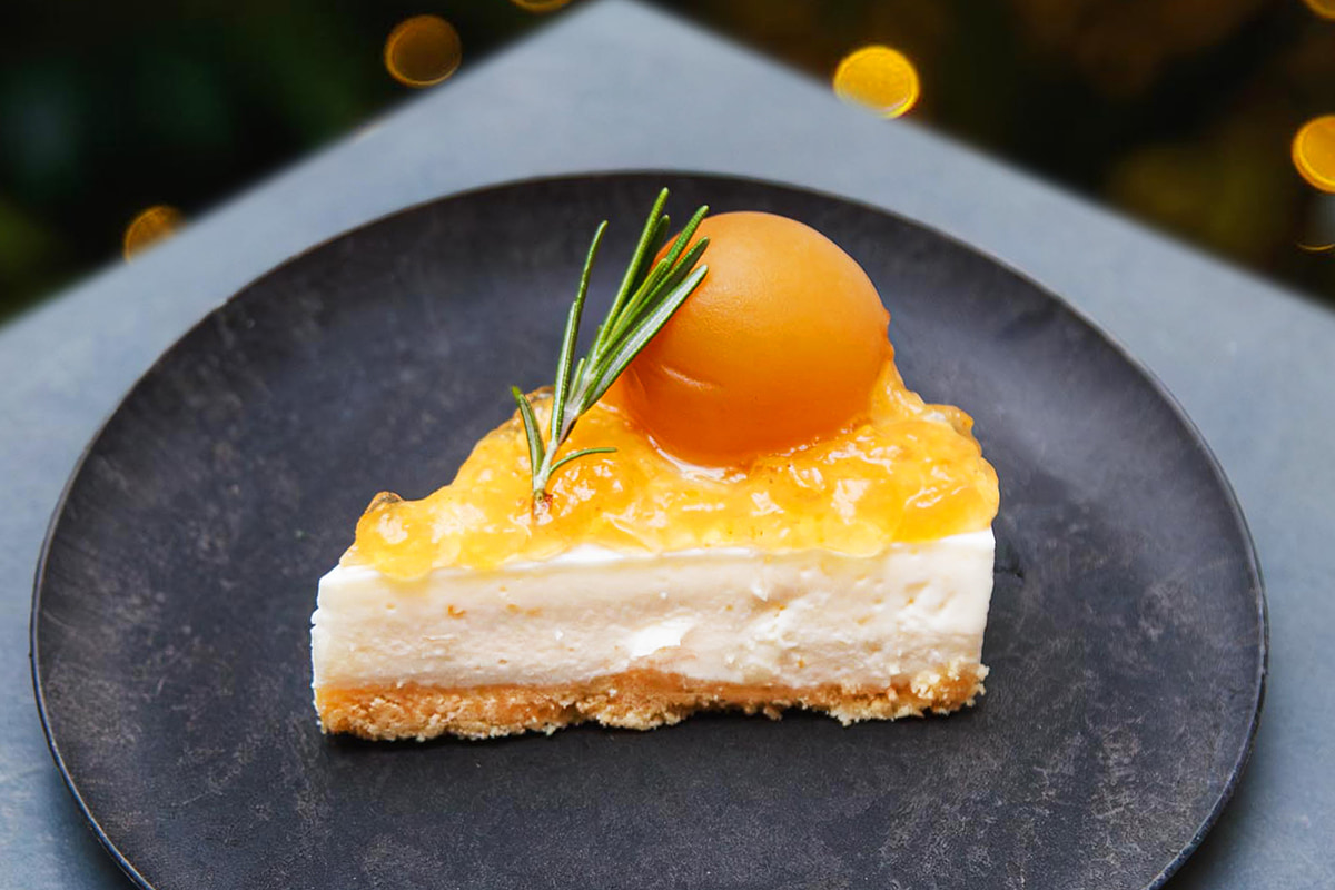 完熟梅と紅茶のジュレのレアチーズケーキ
