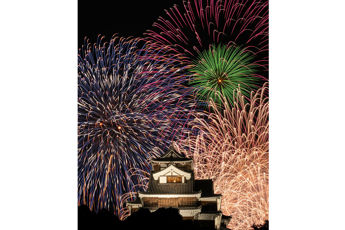 福知山城を彩る6000発！夏の花火大会「福知山HANABI」開催