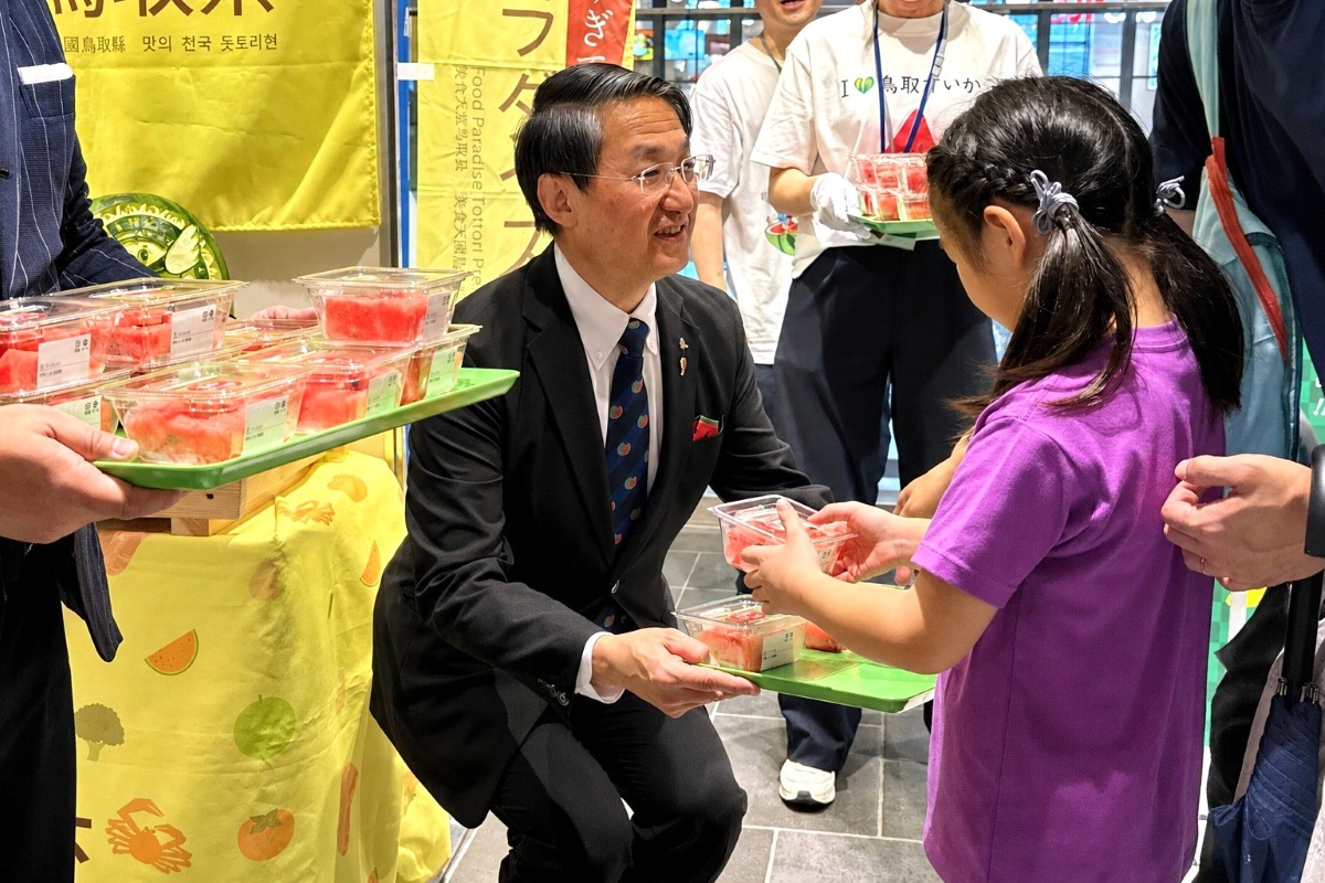 鳥取すいかを配布する平井知事