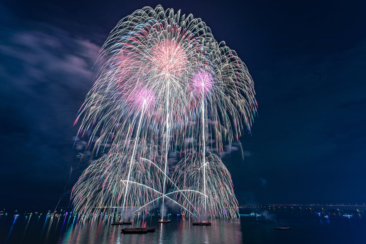 大阪湾の上空に打ち上る花火