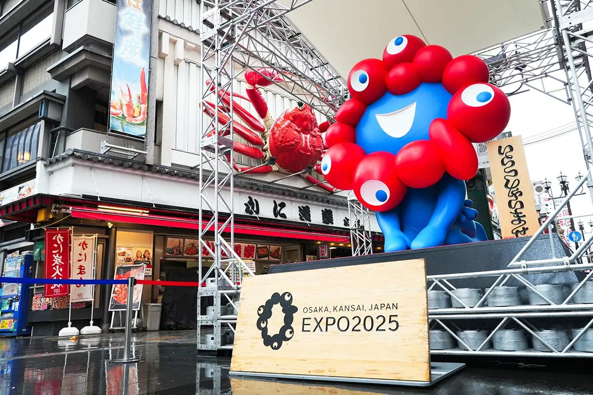 万博で人気！「いらっしゃいミャクミャク」が道頓堀に期間限定で登場