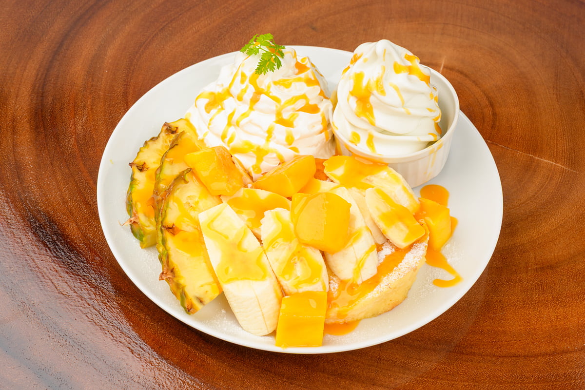 パイナップルとマンゴーとバナナの南国パンケーキ